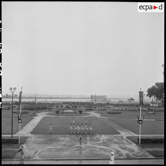 7 Plan d'ensemble des troupes pendant les allocutions du roi du Cambodge et du général Girot de Langlade. [description provisoire]