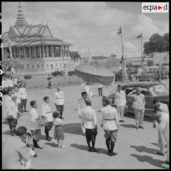 8 à 9 Arrivée au palais royal du roi du Cambodge, M. Norodom Sihanouk, suivi des personnalités officielles. [description provisoire]