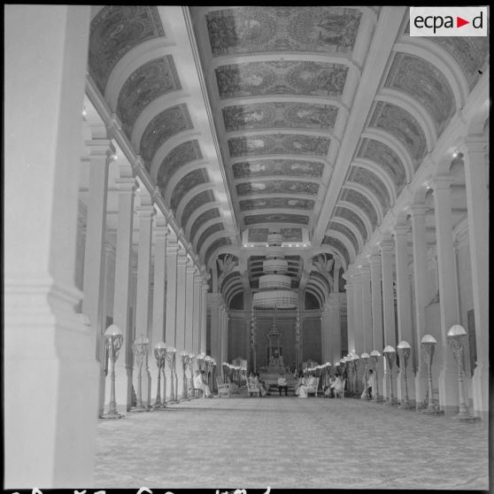  La salle du Trône du palais royal de Phnom Penh, lors de l'audience de M. Sihanouk avec M. Jacquet. [description provisoire]