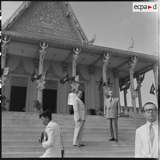 10 M. Jacquet, accompagné d'une autre personnalité, sur les marches du palais royal, pendant qu'est jouée la Marseillais [description provisoire]