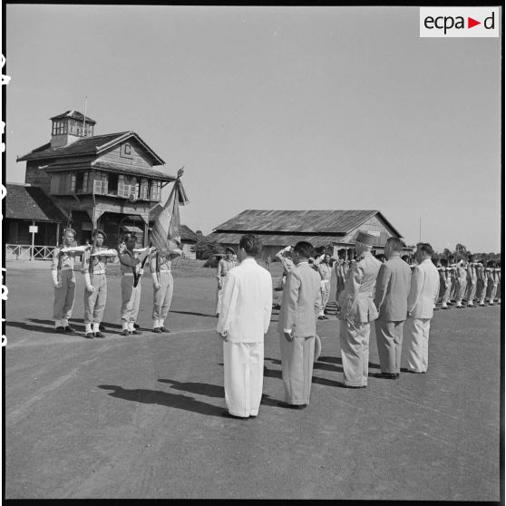 12 Arrivée de M. Jacquet à l'aérodrome de Dalat. Les autorités civiles et militaires rendent les honneurs au drapeau. [description provisoire]