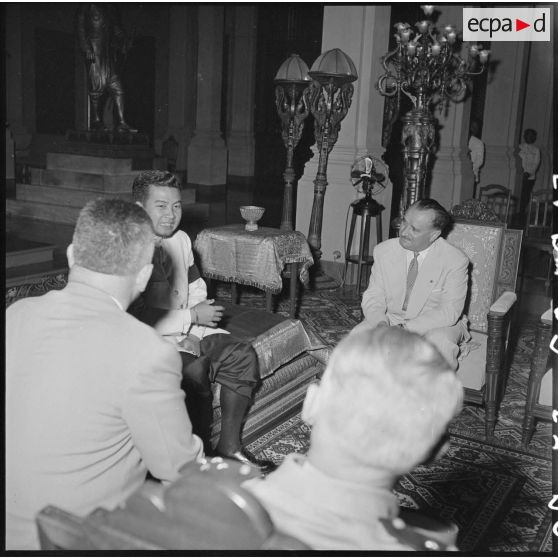 13 Audience accordée par le roi du Cambodge, M. N. Sihanouk, à M. Jacquet, secrétaire d'Etat aux Etats associés. [description provisoire]