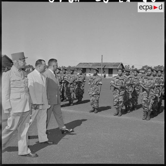 16 Arrivée de M. Jacquet à l'aérodrome de Dalat. Revue des troupes par le général Navarre et M. Jacquet. [description provisoire]