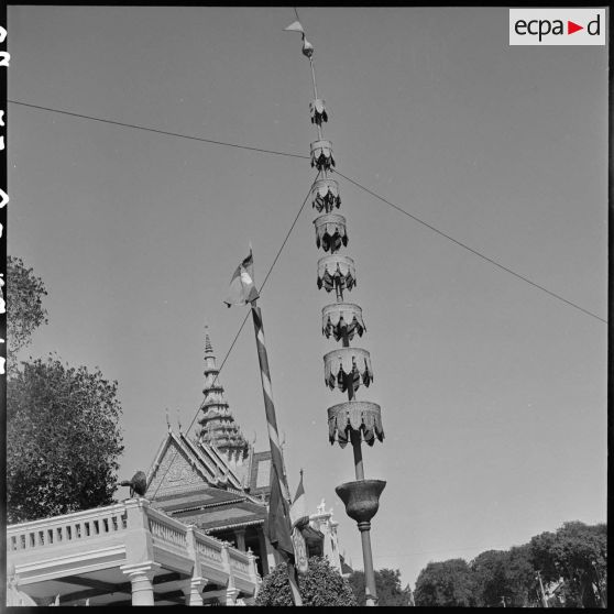 17 Plan moyen sur l'élément architectural (?) d'un bâtiment indochinois (pagode ?). [description provisoire]