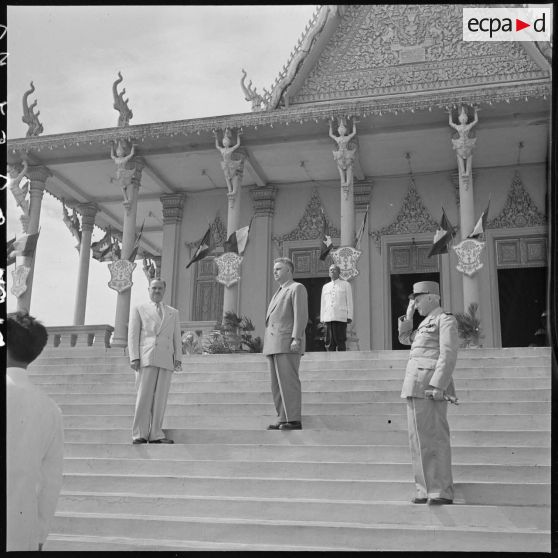 19  M. Jacquet, le général de corps d'armée Navarre et une autre personnalité, au salut sur les marches du palais royal. [description provisoire]