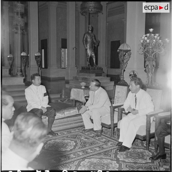 20 Audience accordée par le roi du Cambodge, M. N. Sihanouk à M. Jacquet, secrétaire d'Etat aux Etats associés. [description provisoire]
