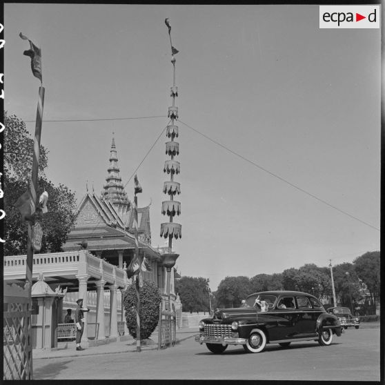21 Elément architectural (?) d'un bâtiment indochinois (pagode ?) devant lequel est arrêtée une voiture officielle. [description provisoire]