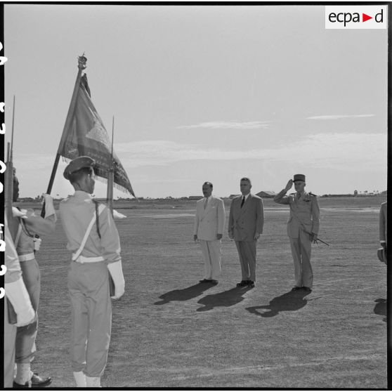 22 Arrivée de M. Jacquet à l'aérodrome de Dalat. Les autorités civiles et militaires rendent les honneurs au drapeau. [description provisoire]