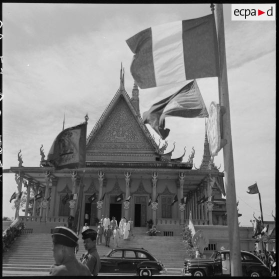 35 M. Jacquet, les autorités civiles et militaires quittent le palais royal de Phnom Penh. [description provisoire]