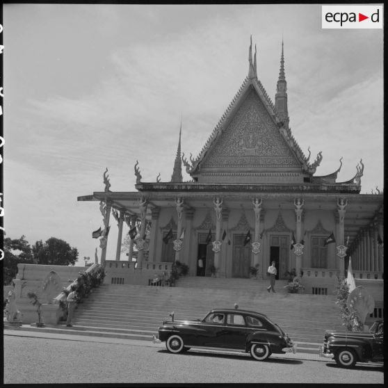 49 M. Jacquet, secrétaire d'Etat aux Etats associés quitte, en voiture, le palais royal de Phnom Penh (plan d'ensemble). [description provisoire]
