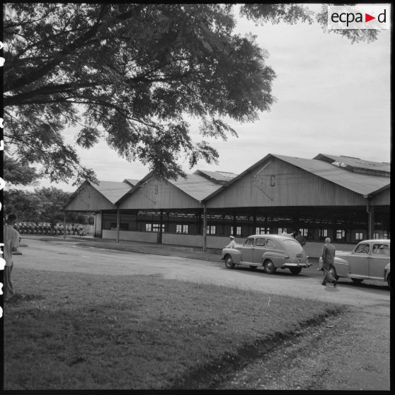 50 Visite de l'usine de la plantation des Terres Rouges par M. Jacquet, secrétaire d'Etat aux Etats associés. [description provisoire]