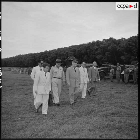 51 M. Jacquet, avec des autorités civile et militaires dont M. Risterucci,  à son arrivée sur l'aérodrome des Terres  Ro [description provisoire]