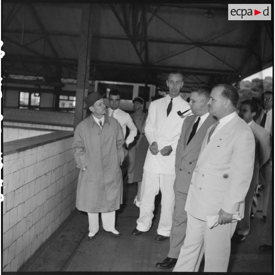52 Visite de l'usine de la plantation des Terres Rouges par M. Jacquet, entouré d'autorités et du directeur. [description provisoire]