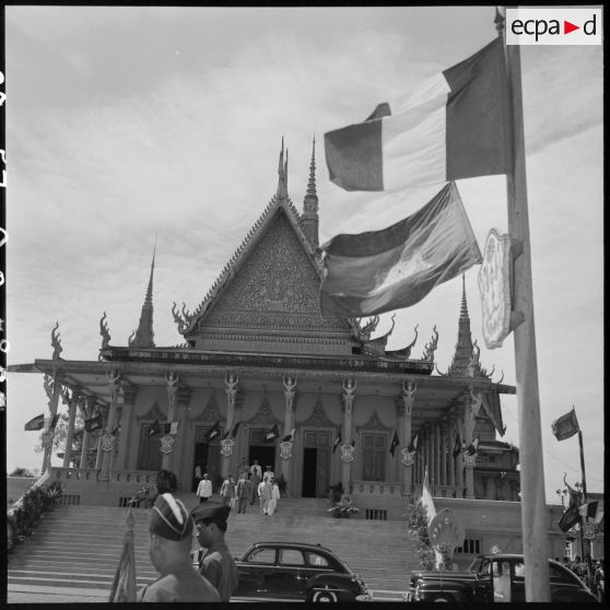 57 M. Jacquet, les autorités civiles et militaires quittent le palais royal de Phnom Penh. [description provisoire]