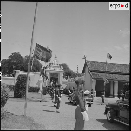 61 Cortège de voitures partant du palais royal à bord de laquelle se trouve M. Jacquet, par l'allée d'honneur. [description provisoire]