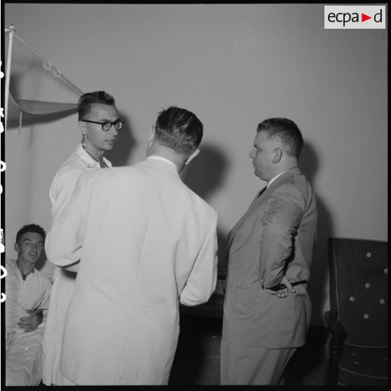 62 M. Jacquet et une personnalité politique en conversation avec le médecin de l'hôpital des Terres Rouges. [description provisoire]