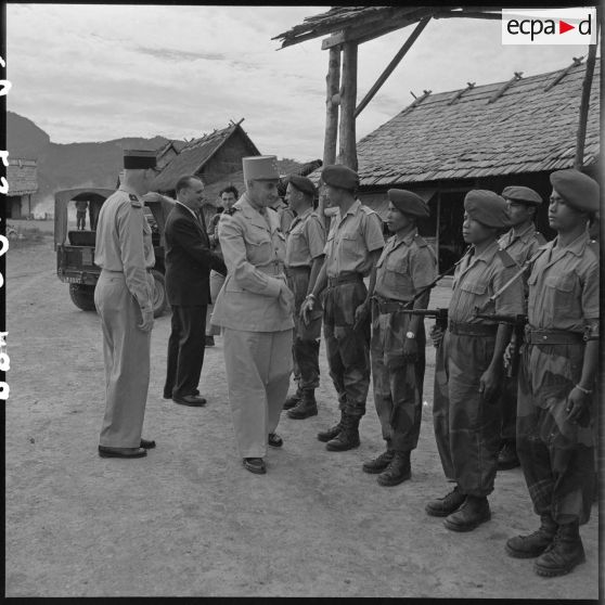 9 Revue des par le général de corps d'armée Navarre, suivi de M. Jacquet. [description provisoire]