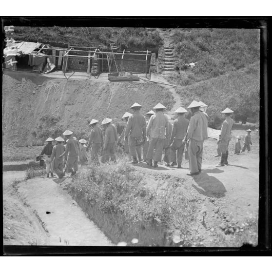 Bounardja. Rassemblement, 4e compagnie, 2e bataillon indo-chinois. Départ en corvée. [légende d'origine]