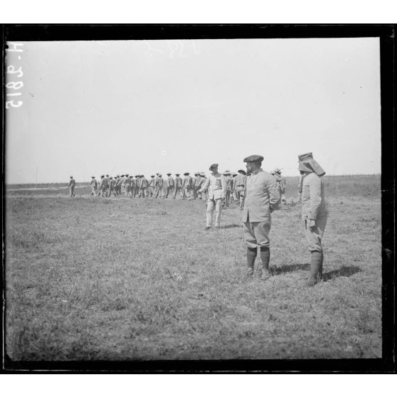 Bounardja. Rassemblement, 4e compagnie, 2e bataillon indo-chinois. Départ en corvée. [légende d'origine]