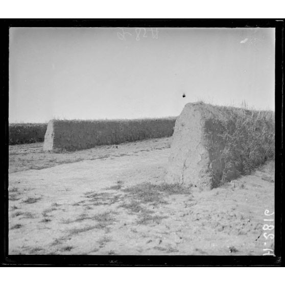 Vatiluk. Ecuries de terre sèche. [légende d'origine]