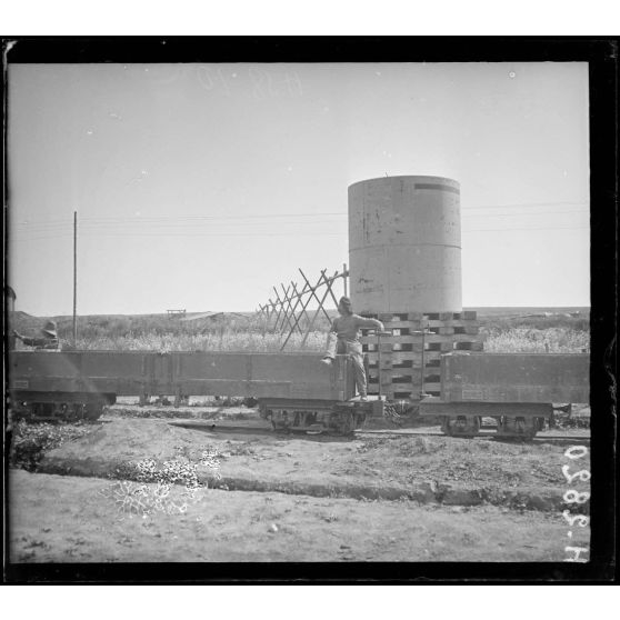 Vatiluk. Réservoir de la gare.  [légende d'origine]
