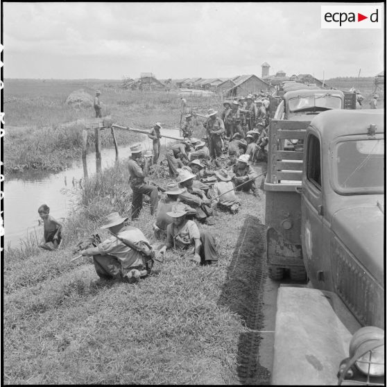 Le 2e bataillon du 43e régiment d'infanterie coloniale attend l'ordre d'éloigner au cours de l'opération Tourbillon VII. [description provisoire]