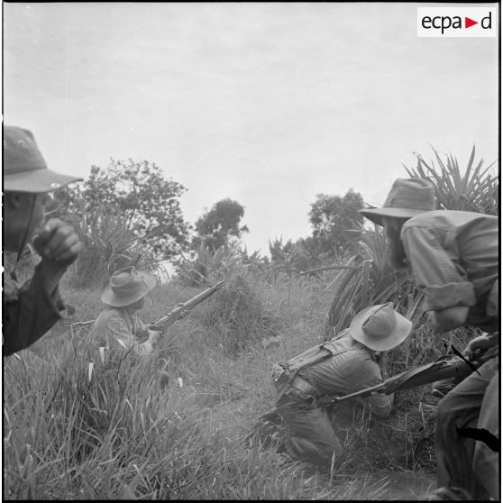 Le 2/43e RIC et le commando Bergerol accrochent deux compagnies du TD 309 sur les rives du canal 12 au cours de l'opération Tourbillon VII. [description provisoire]