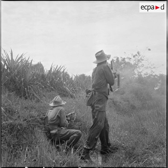 Le 2/43e RIC et le commando Bergerol accrochent deux compagnies du TD 309 sur les rives du canal 12 au cours de l'opération Tourbillon VII. [description provisoire]