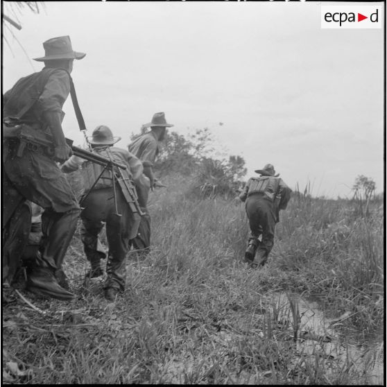 Le 2/43e RIC et le commando Bergerol accrochent deux compagnies du TD 309 sur les rives du canal 12 au cours de l'opération Tourbillon VII. [description provisoire]