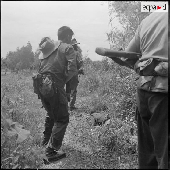 Découverte du corps d'un soldat vietminh tué au cours de l'accrochage. [description provisoire]