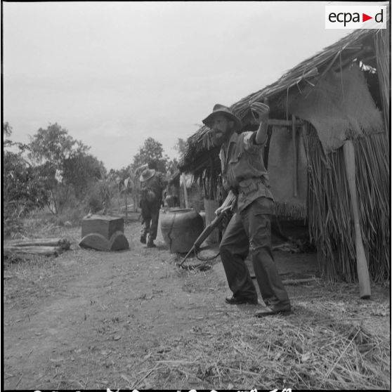 Un maréchal des logis du commando Bergerol lance sa section à l'assaut lors d'un accrochage avec un bataillon vietminh (TD 309) au cours de l'opération Tourbillon VII. [description provisoire]