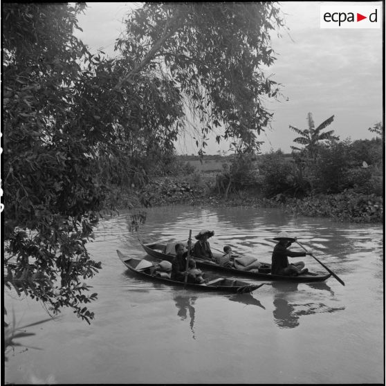 Des civils évacuent les zones opérationnelles alors que se déroule l'opération Tourbillon VII. [description provisoire]