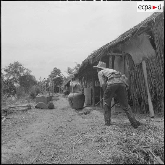 Eléments du commando Bergerol lors d'un assaut au cours de l'opération Tourbillon VII. [description provisoire]
