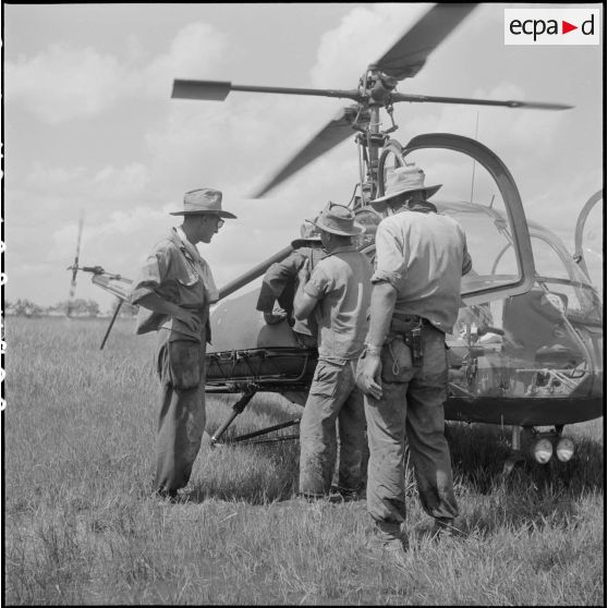 Evacuation sanitaire par hélicoptère Hiller au cours de l'opération Tourbillon VII. [description provisoire]