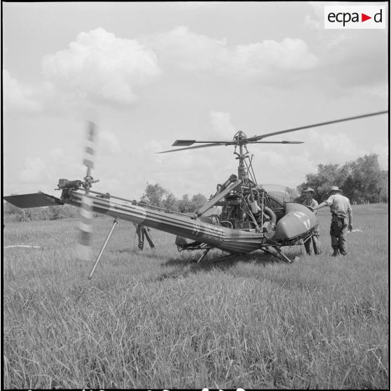 Evacuation sanitaire par hélicoptère Hiller au cours de l'opération Tourbillon VII. [description provisoire]
