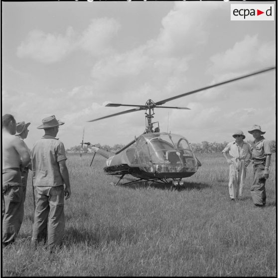Evacuation sanitaire par hélicoptère Hiller au cours de l'opération Tourbillon VII. [description provisoire]