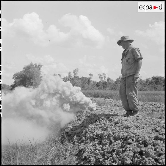 Signalisation pour hélicoptère avec fumigène au cours de l'opération Tourbillon VII. [description provisoire]