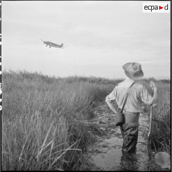 L'aviation appuie au plus près les éléments à pied au cours de l'opération Tourbillon VII. [description provisoire]