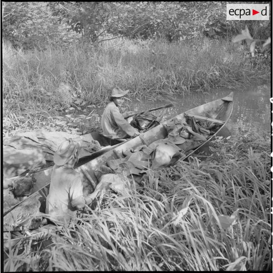 Evacuation d'un blessé sur un sampan sur le Canal 7 au cours de l'opération Tourbillon VII. [description provisoire]