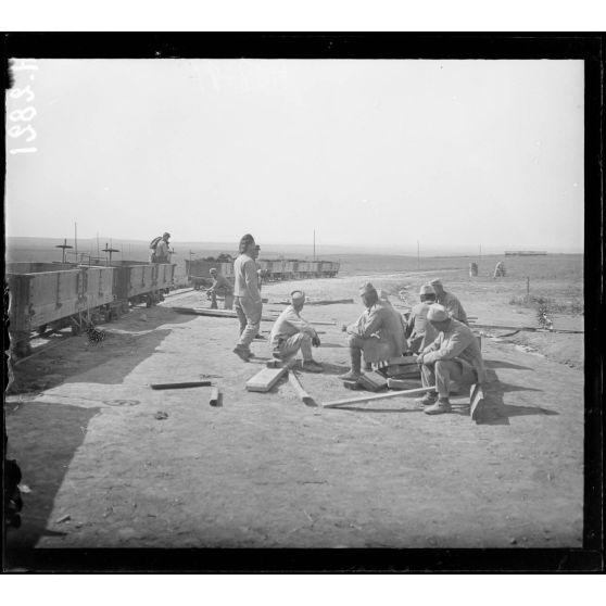 Vatiluk. La gare. Parc du génie divisionnaire. [légende d'origine]