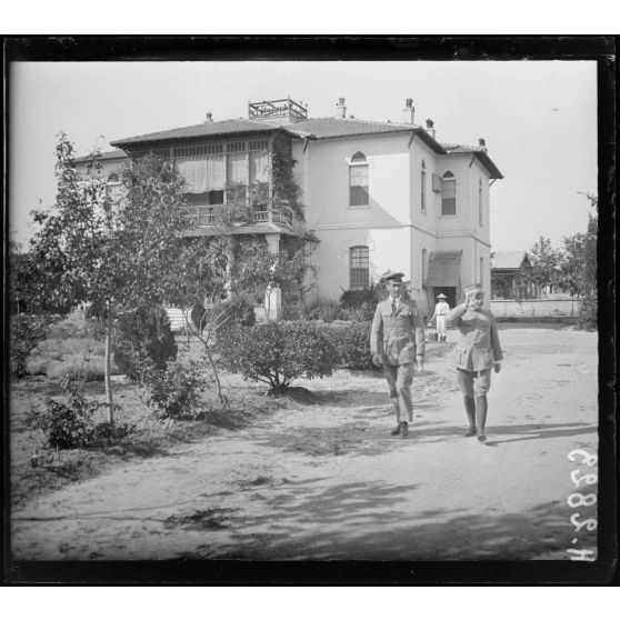Topsin. Q.G. du camp retranché. Le lieutenant-colonel Bouin. Visite d'un offier d'état-major anglais.  [légende d'origine]