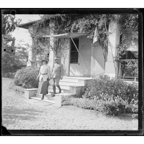 Topsin. Q.G. du camp retranché. Le lieutenant-colonel Bouin. Visite de l'état-major anglais.  [légende d'origine]