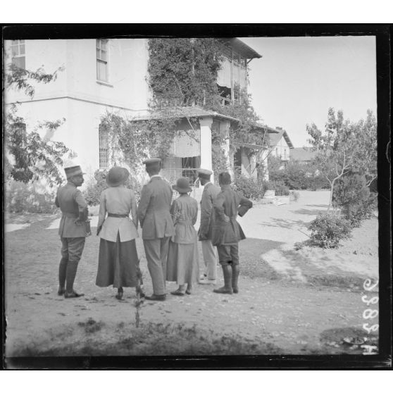 Topsin. Quartier général du camp retranché. Le lieutenant-colonel Bouin. Visite de l'Etat-major anglais. [légende d'origine]