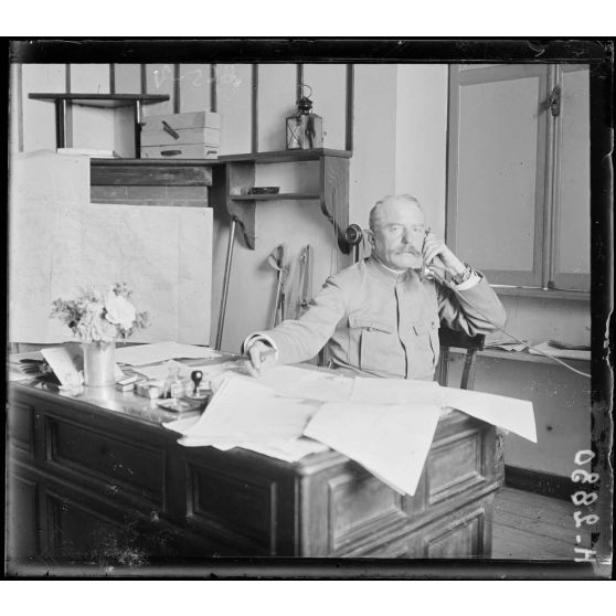 Topsin. Le lieutenant-colonel Bouin commandant le camp retranché de Salonique dans son bureau. [légende d'origine]