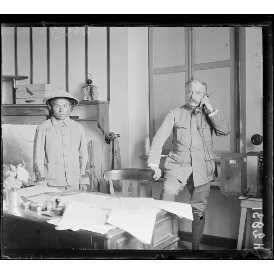 Topsin. Le lieutenant-colonel Bouin commandant le camp retranché de Salonique dans son bureau. [légende d'origine]