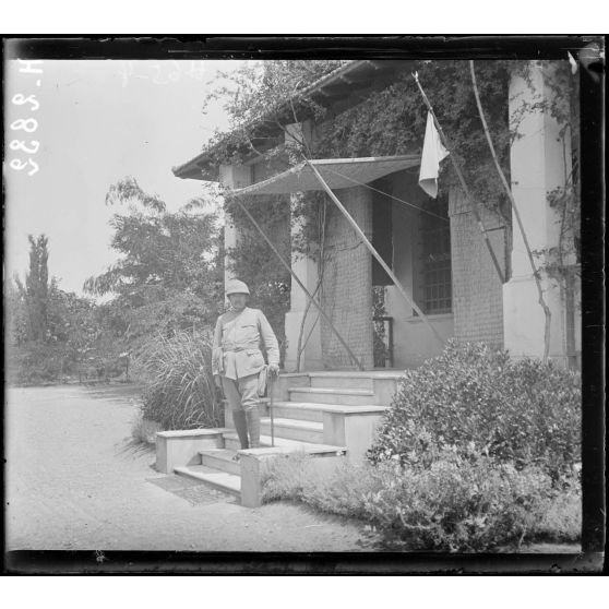Topsin. Lieutenant-colonel Bouin sur le perron du Q.G. [légende d'origine]