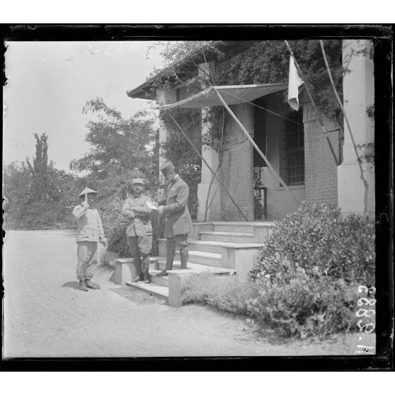 Topsin. Lieutenant-colonel Bouin sur le perron du Q.G. [légende d'origine]