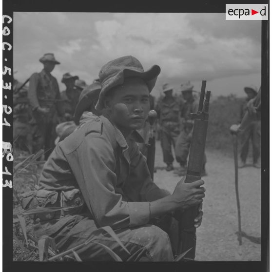 Un soldat de deuxième classe du 13e bataillon vietnamien armé d'un fusil MAS 36 au cours d'une pause. [description provisoire]