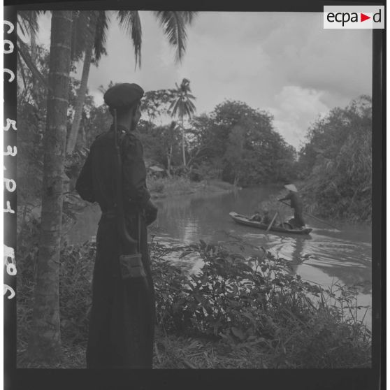 Cours d'eau du sous-secteur de Can Tho sous la surveillance d'une sentinelle du 13e bataillon vietnamien. [description provisoire]