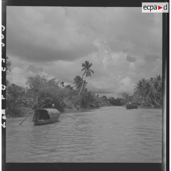 Navigation sur un canal du sous-secteur de Can Tho où se croisent chaloupes civiles et pinasses militaires effectuant des patrouilles. [description provisoire]